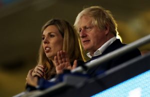 Boris Johnson quer autores de insultos racistas fora dos estádios