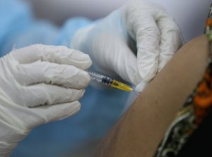 Covid-19: França diz que imunidade de grupo só com 90% a 95% das pessoas vacinadas