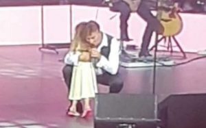 Neta de Tony Carreira surpreende o cantor e sobe ao palco durante concerto
