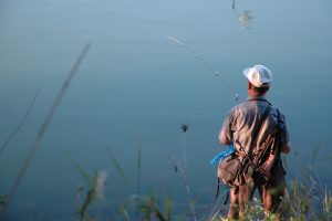 Pescador obcecado com vizinha arromba porta para a violar