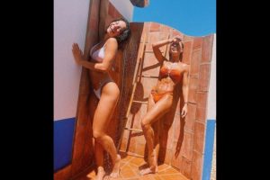 Laura Figueiredo e Carolina Carvalho mostram curvas no duche