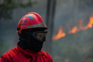 Incêndio intenso em parque de resíduos de empresa de Rio Maior