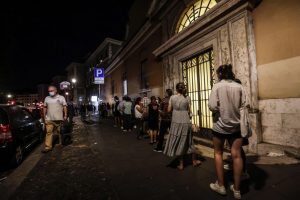 Covid-19: Itália começa a exigir certificado para acesso a atividades de lazer e restaurantes
