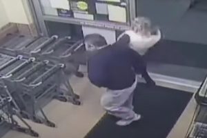 Homem injeta sémen em mulher dentro de supermercado [vídeo]