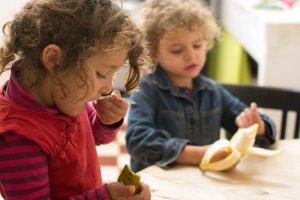 Crianças que comem mais fruta e vegetais têm melhor saúde mental