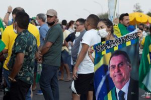 Apoiantes de Jair Bolsonaro ultrapassam barreira policial no centro de Brasília