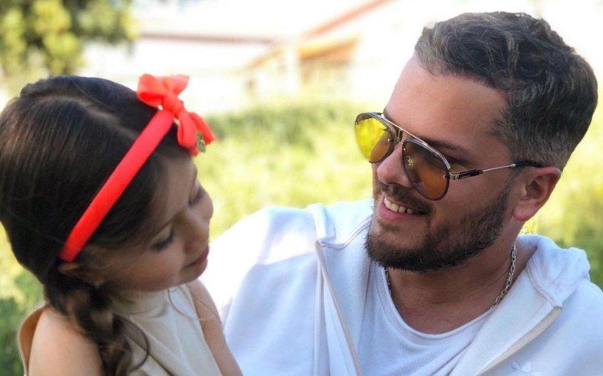 Mickael Carreira Cantor mostra-se abraçado à filha e derrete os fãs: “Tudo o que quero”