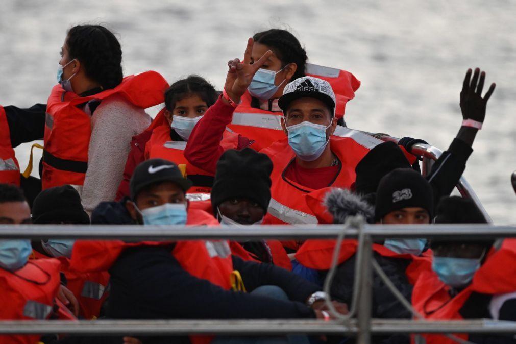 Mehr als 600 Menschen warten im Mittelmeer darauf, dass ein Hafen an Land geht