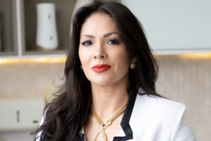 Médica tira dúvidas sobre implante hormonal de sucesso entre famosas