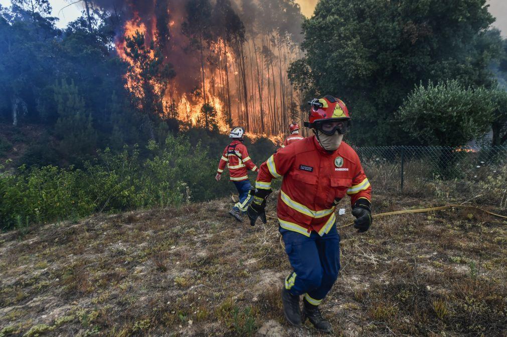 Un incendio en Bustelo (Chaves) amenazaba a las poblaciones y se extendía hacia España