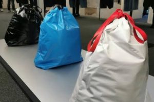 Balenciaga arrasada por vender ‘'saco do lixo' por quase 2 mil euros