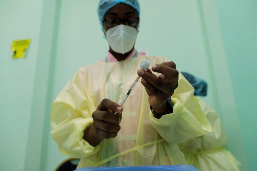 Autoridades de Saúde sul-africanas anunciam primeira morte relacionada com vacina contra a covid-19
