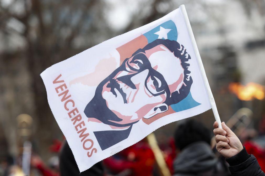 Miles de personas conmemoran el 49 aniversario de Allende del golpe de Estado en Chile