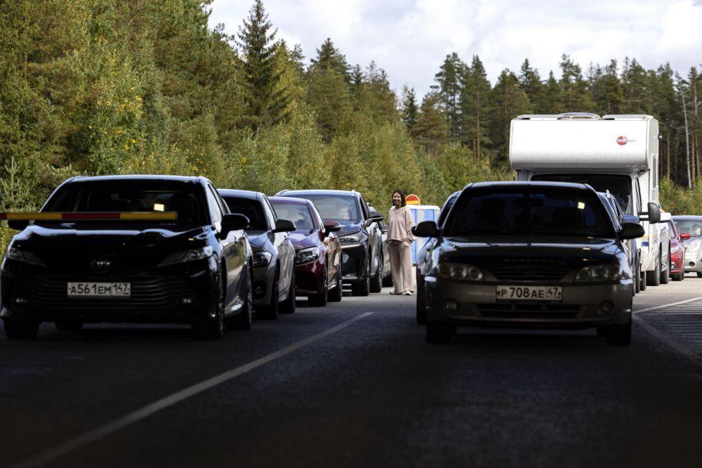 Rússia admite fila de 2.300 carros que querem atravessar para a Geórgia
