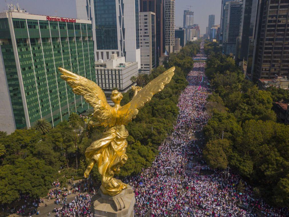 La protesta contra la reforma electoral saca a miles de personas a las calles de México