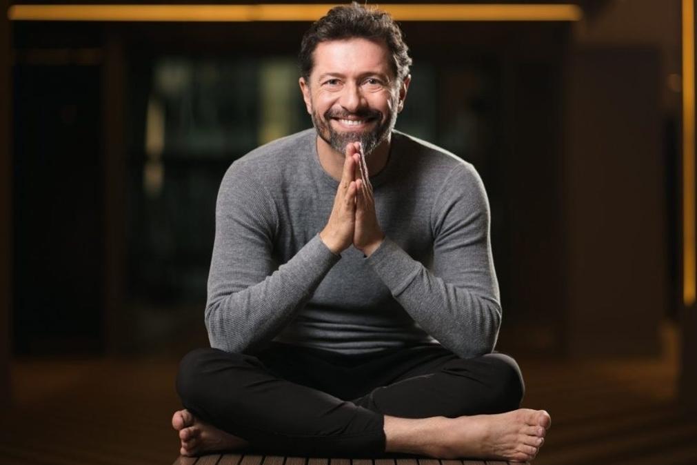 Francisco Kaiut é professor de ioga, quiroprata e terapeuta natural que dedicou a vida a encontrar uma abordagem simples e fácil para lidar com os desconfortos no corpo, dores crónicas e ansiedade