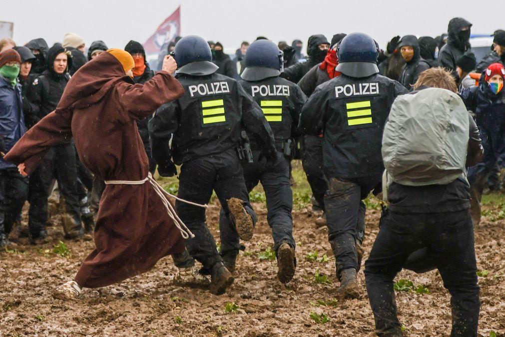 Demonstranten und Polizisten bei Minenerweiterungsprotest in Deutschland verletzt