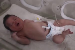 Aya, a bebé que nasceu nos escombros do sismo tem centenas de pedidos de adoção