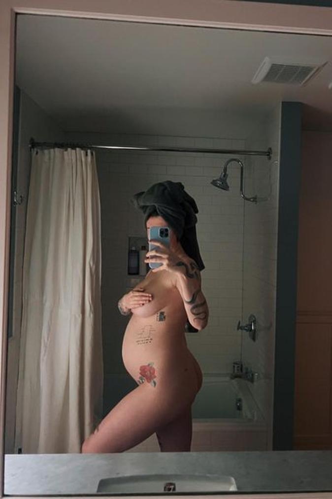 Ireland Baldwin está grávida e mostra-se completamente nua