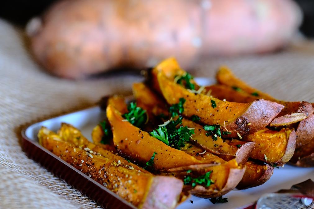 Rica em fibras, a batata doce melhora a saúde digestiva e mantém a pele saudável