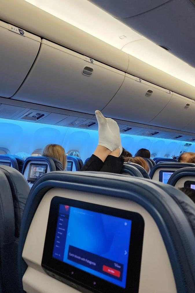 pés fedorentos em avião