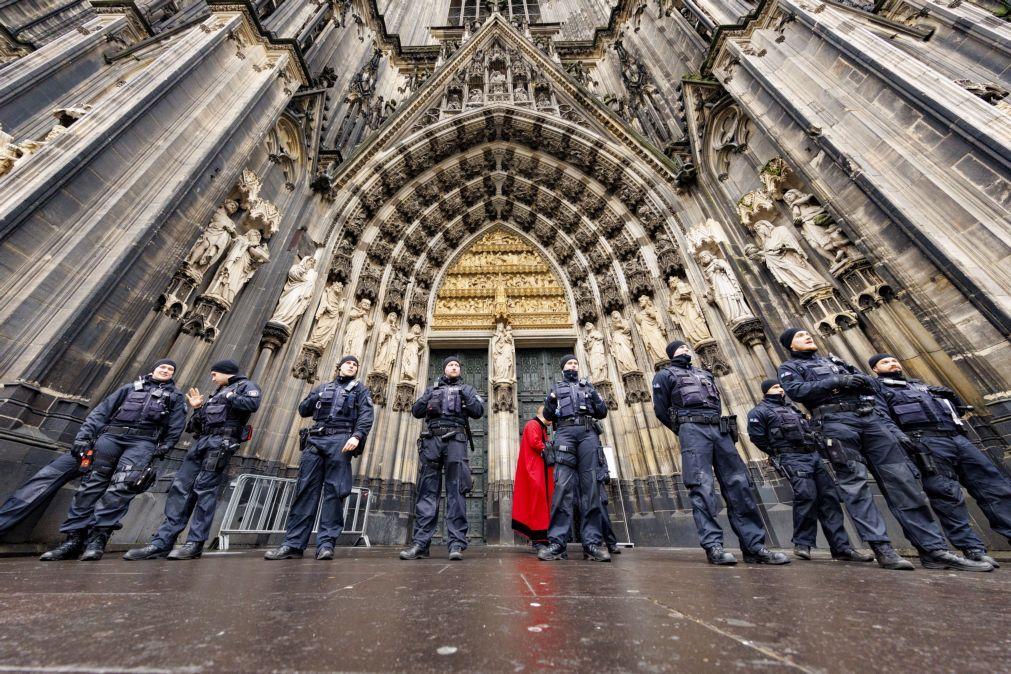 Die deutsche Polizei hat drei weitere Verdächtige festgenommen, die einen Anschlag auf den Kölner Dom geplant haben