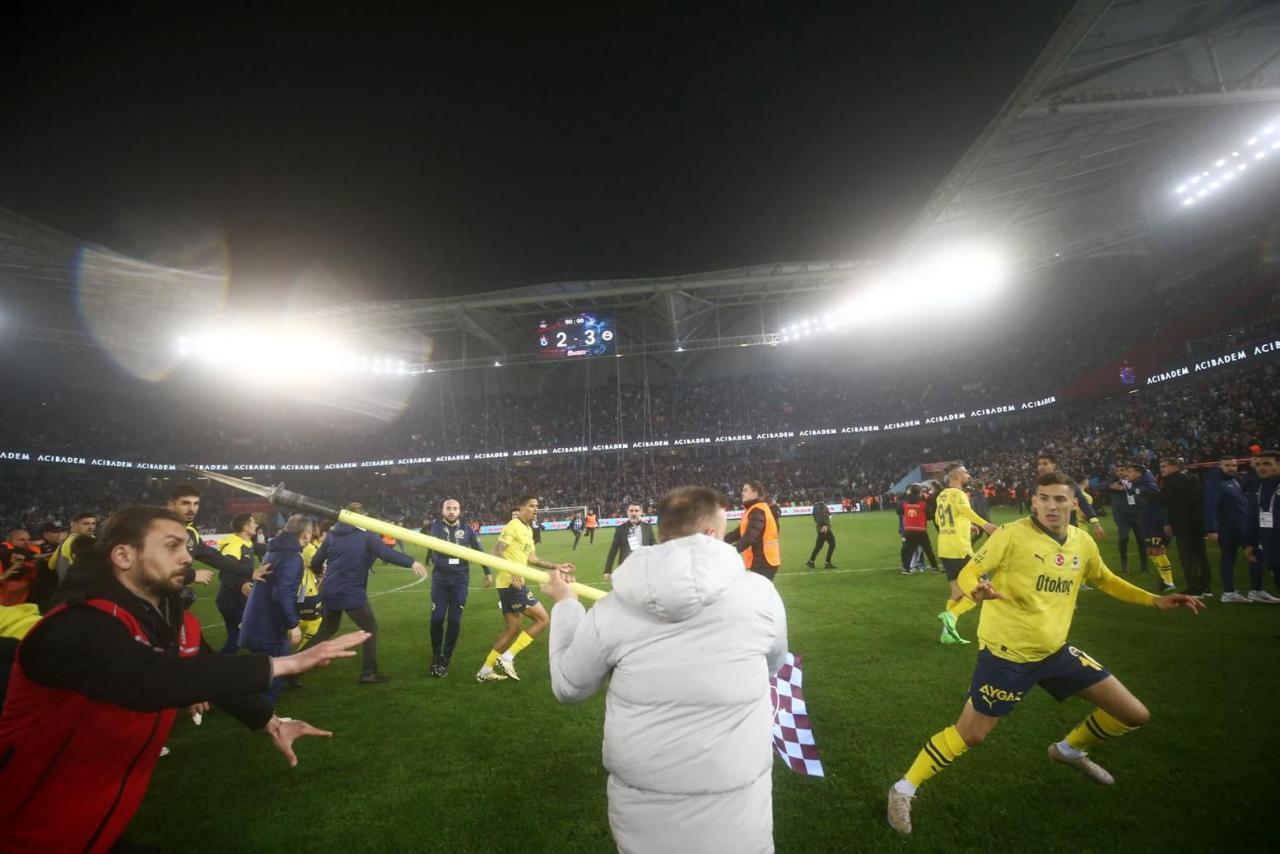 Imagens mostram socos trocados, um adepto a ameaçar um jogador com uma bandeirola de canto, o guarda-redes do Fenerbahçe, Livakovic, esmurrado na face, e Batshuayi a pontapear um adepto, entre outros casos