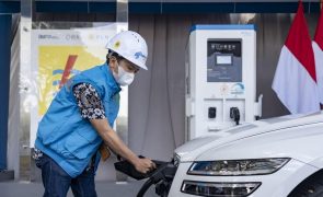 UE aprova plano que impede venda de veículos a gasóleo ou a gasolina após 2035