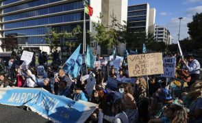 Cerca de 500 pessoas iniciaram Marcha Azul pelo Clima em Lisboa