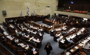 Deputados israelitas aprovaram a dissolução do Parlamento e marcam eleições