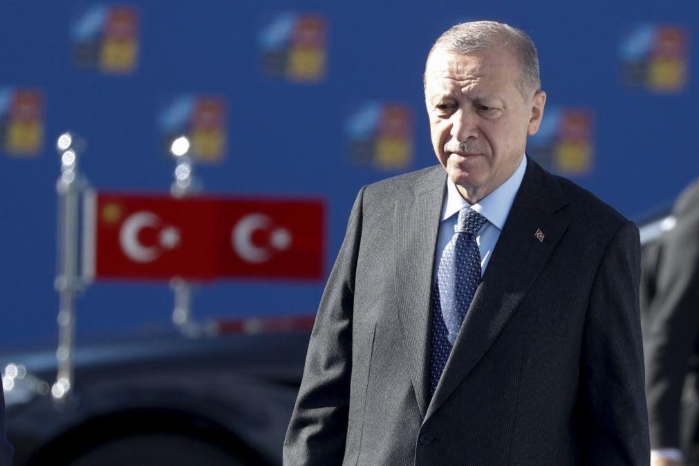 Turquia voltará a vetar adesão sueca e finlandesa à NATO se não houver extradições