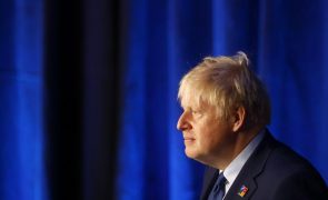 Johnson critica China por não cumprir obrigações em relação a Hong Kong