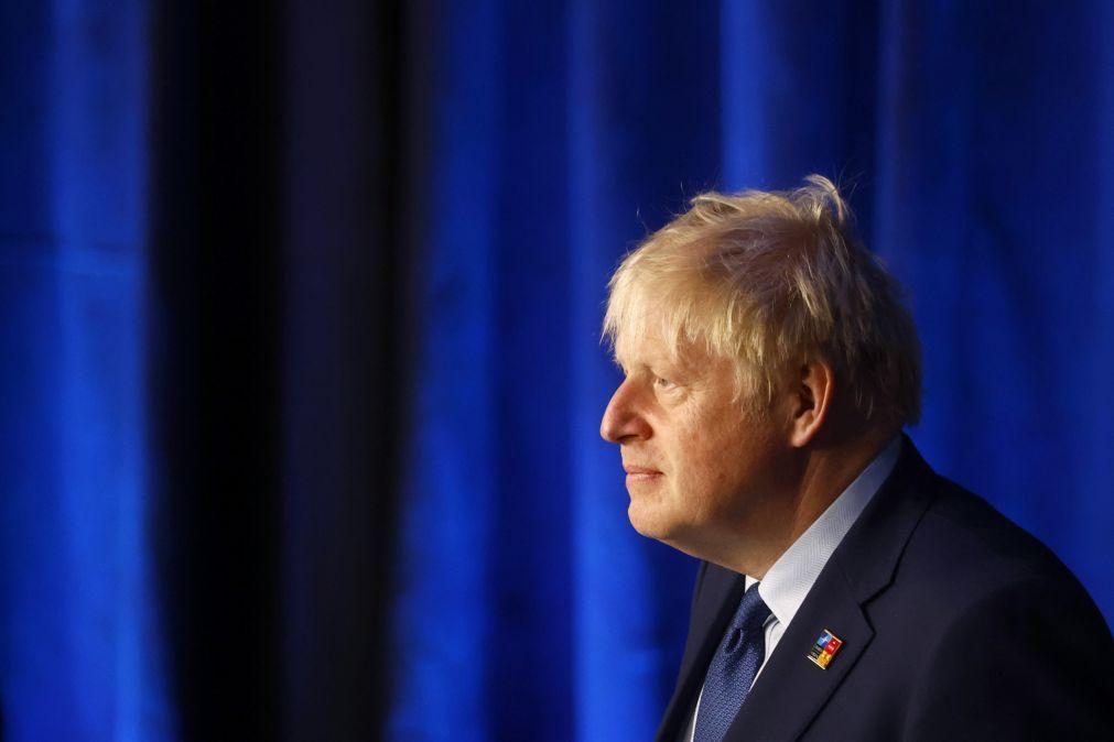 Johnson critica China por não cumprir obrigações em relação a Hong Kong