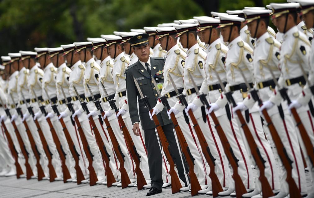 Coreia do Norte: Governo japonês quer reforçar Defesa perante ameaça