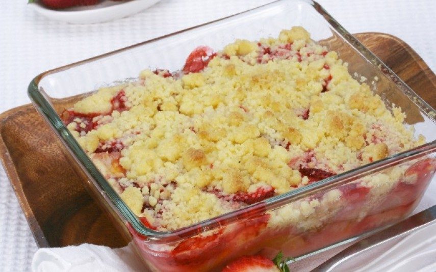 Crumble de morango e pêssego Perfeito!