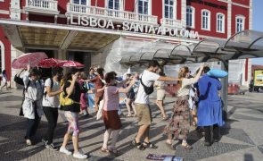 Ação simbólica com 20 pessoas em Lisboa pede regresso dos comboios internacionais