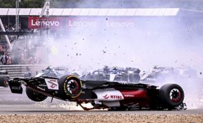 Acidente com Guanyu Zhou interrompe Grande Prémio da Grã-Bretanha de Fórmula 1