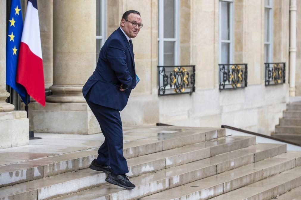 Afastado ministro francês acusado de violências sexuais