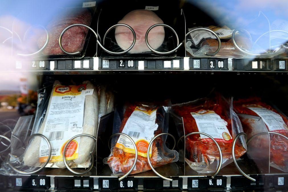 Embalagens de alimentos vendidos em roulottes ou máquinas automáticas excluídas da contribuição