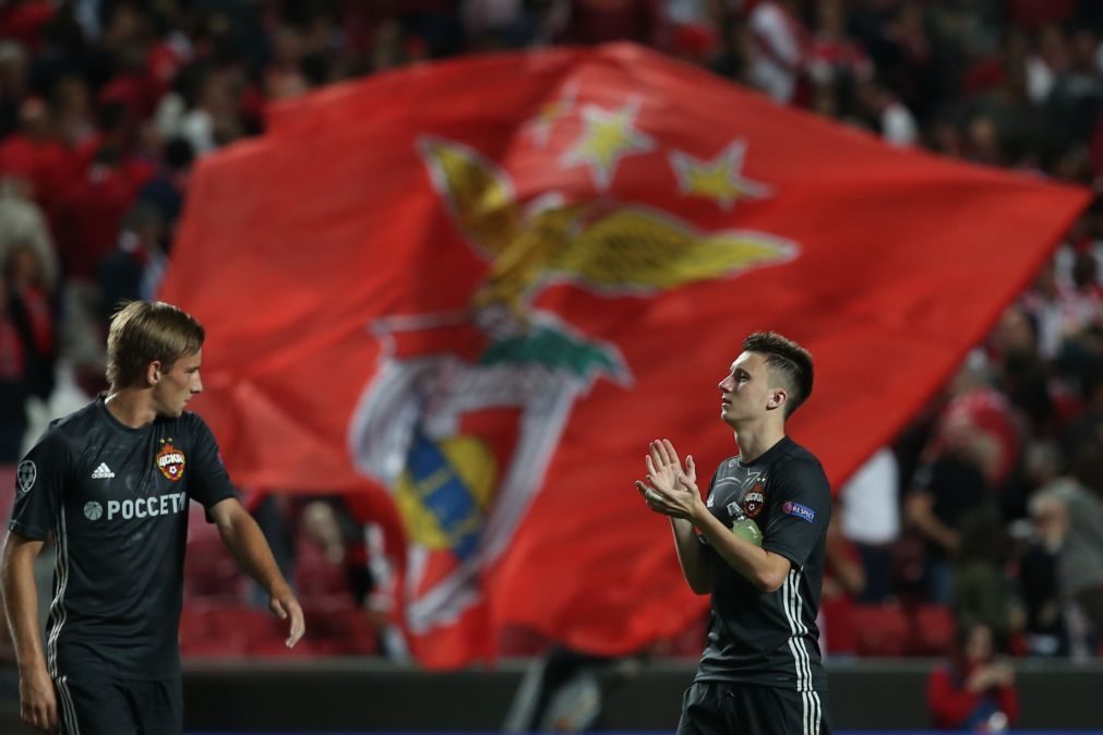Sporting entra a ganhar fora, Benfica a perder em casa