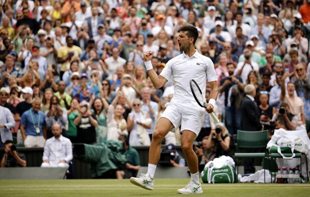Djokovic vira resultado e assegura meias-finais do torneio de Wimbledon