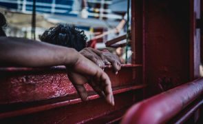 Navio de ONG com 306 pessoas a bordo atraca no porto de Pozzallo