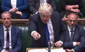 Boris Johnson pretende continuar como primeiro-ministro apesar dos escândalos