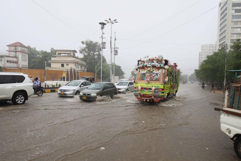 Sobe para 77 o número de mortos por causa das chuvas no Paquistão