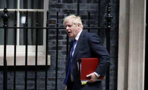 Boris Johnson rejeita apelos de ministros para que se demita