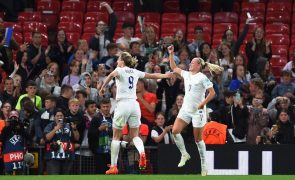 Inglaterra vence no arranque do Euro feminino e em dia de recorde