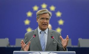 Eurodeputado espanhol defende que a UE tem de tratar todos refugiados da mesma maneira