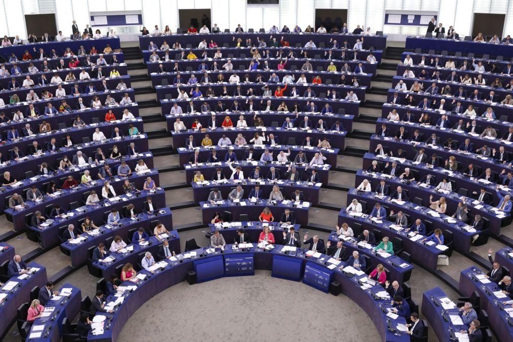 Eurodeputados pedem aos 27 que incluam aborto na Carta de Direitos Humanos da UE