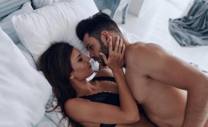 Descubra como o sexo ajuda a que durma melhor nas noites quentes