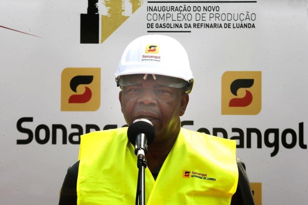 Presidente angolano considera incompreensível que país produza petróleo sem o transformar